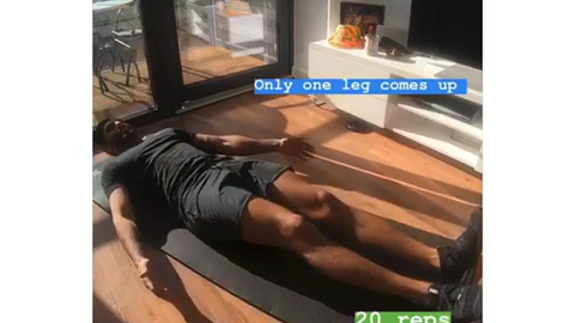 Reverse crunch & clap