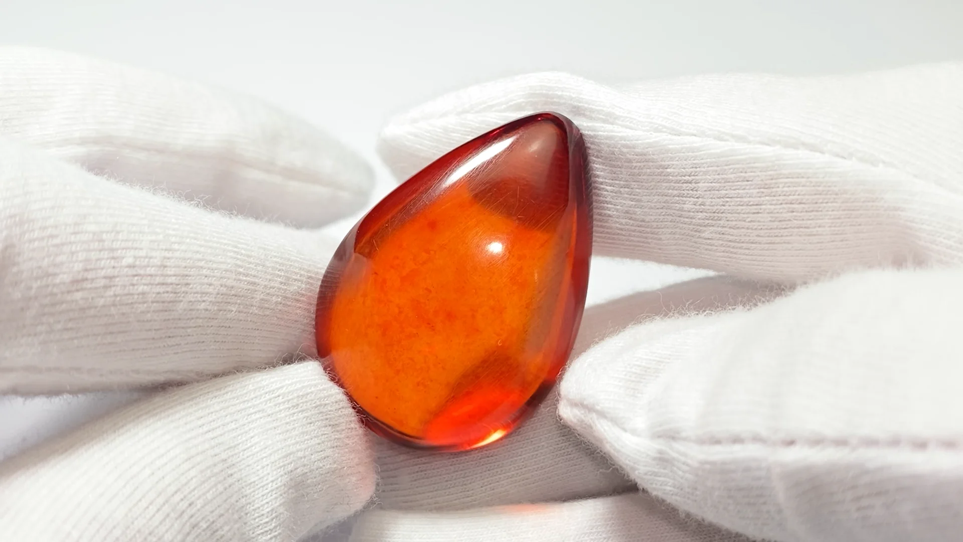 レッドカラーアンバー（琥珀） 穴なしペアシェイプ NO.173｜天然石