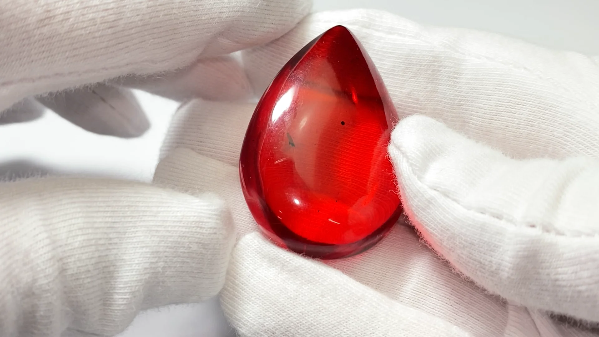 レッドカラーアンバー（琥珀） 穴なしペアシェイプ NO.173｜天然石