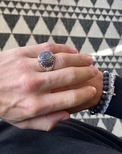 Vidéo: Bague créateur pour homme faite à la main Pierre de Labradorite ovale bleue Argent massif effet vieilli