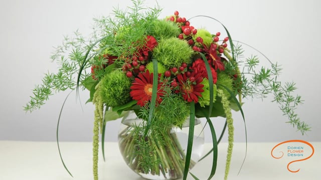 レッスン９　ハンドタイドブーケ：　半球型　垂れ下がる花材と共に　Lesson 9  Hand tied bouquet:  semi spherical shape with materials handing out