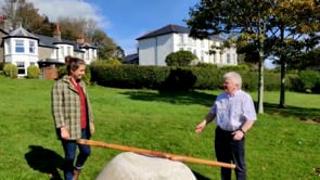 Cymdeithas Cyfieithwyr Cymru yn cyflwyno Ffon yr Her Gyfieithu i Grug Muse yng Nghricieth