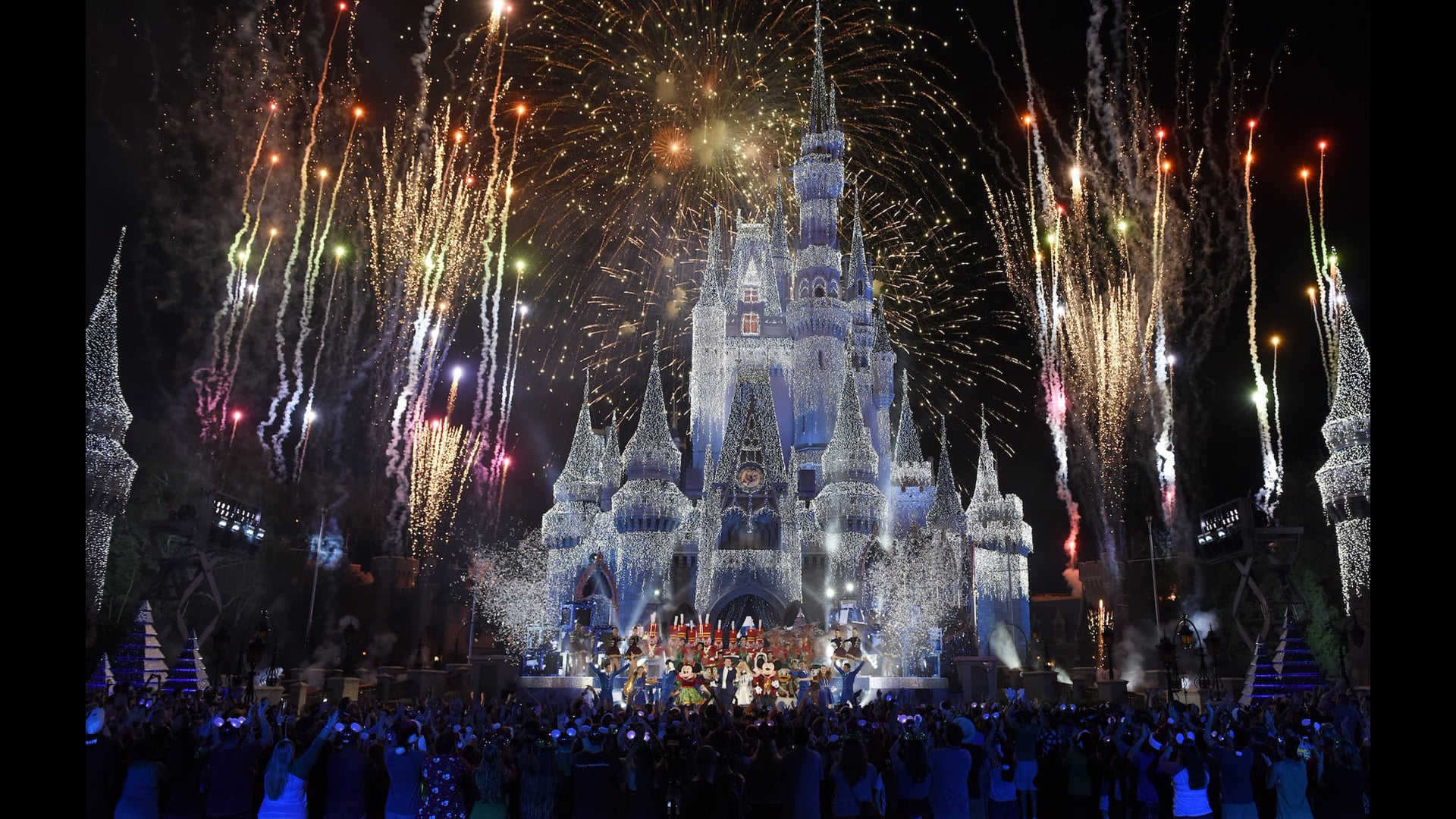 Disney Parks Holiday Special 2018 — Screens Graphics