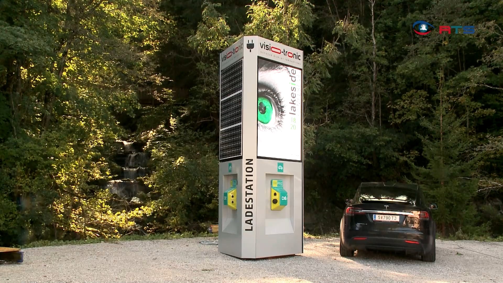 innovation-bei-der-aussenwerbung-energy-tower-laedt-auch-e-autos-auf