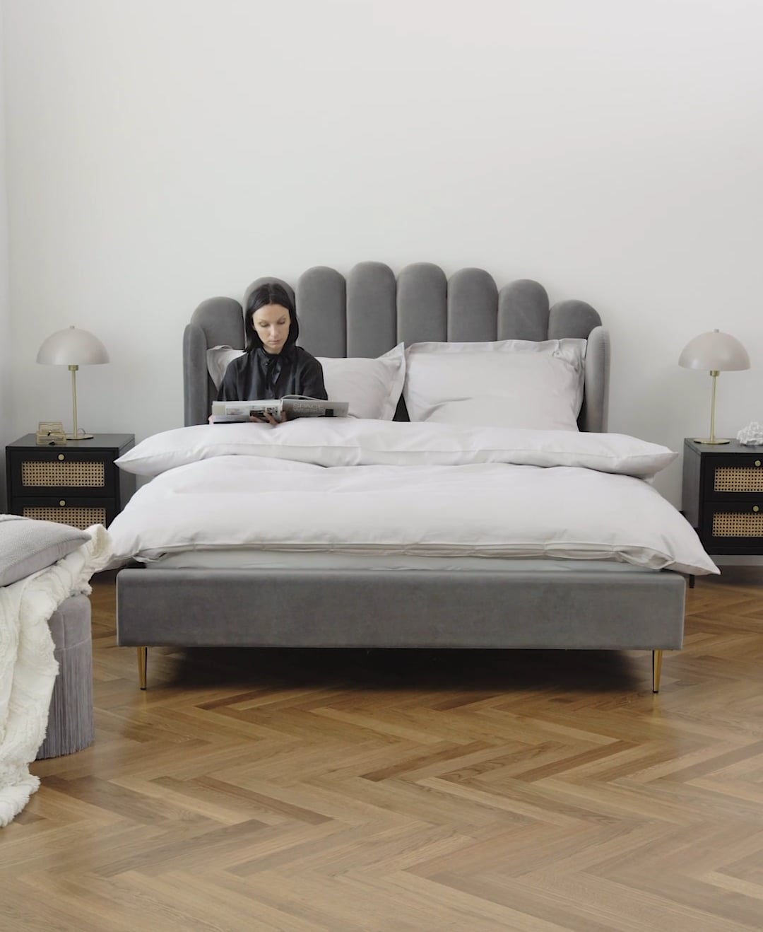 Ademen een miljoen fluctueren Gestoffeerd fluwelen bed Glamour in grijs | Westwing