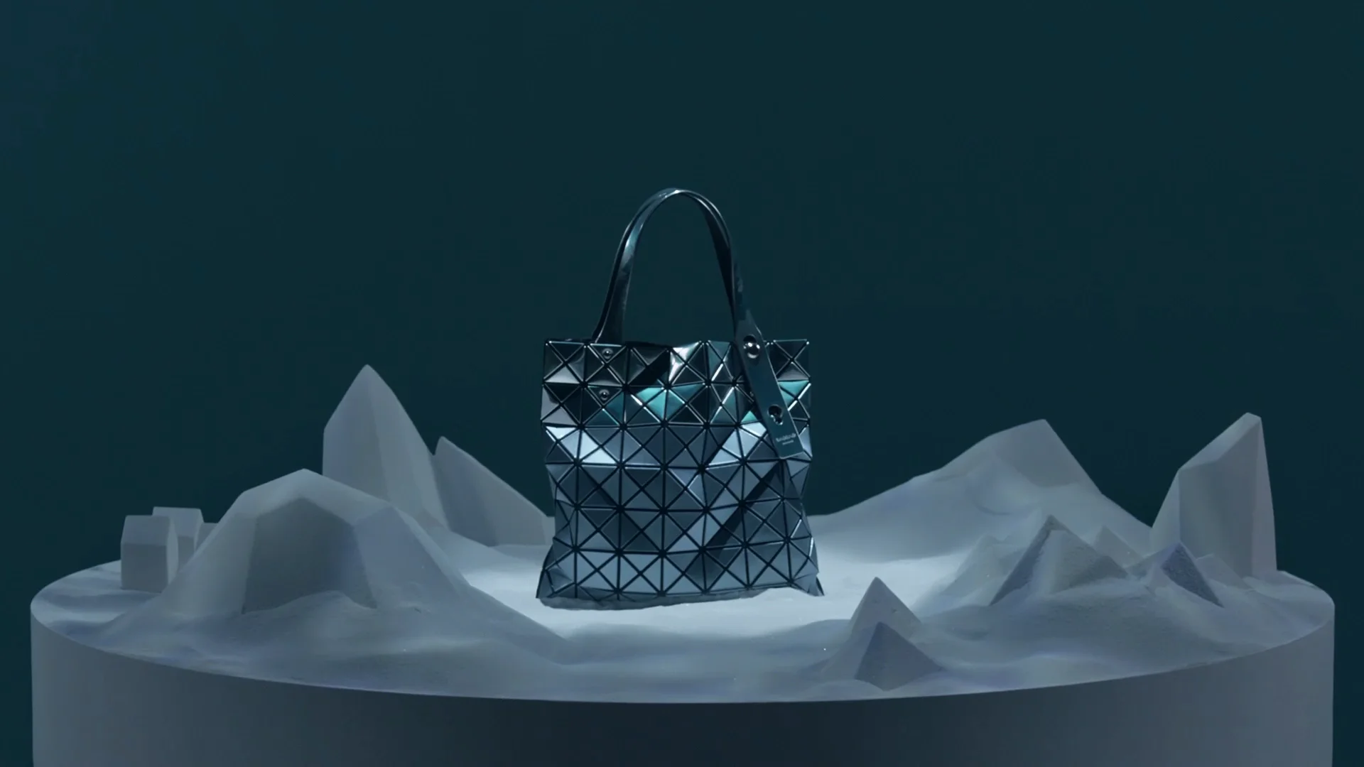 BAO BAO ISSEY MIYAKEのクリスマス限定バッグ、“玉虫色”に煌めくグラデ