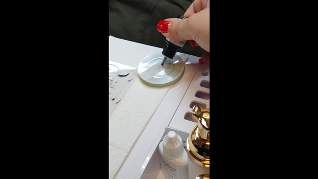 Wimpernkleber richtig entnehmen