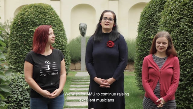 Marie Hasoňová, Judita Škodová a Kateřina Ochmanová, studentky HAMU, tvoří hudební uskupení Quasi Trio, jehož hlavním repertoárem jsou klasická díla od baroka až po 20. století. Všechny tři ve společném videu AMU přejí další podobně úspěšné, talentované interprety.
