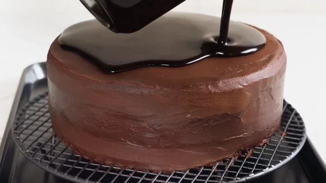 Smooth frosting or ganache finish on cakes