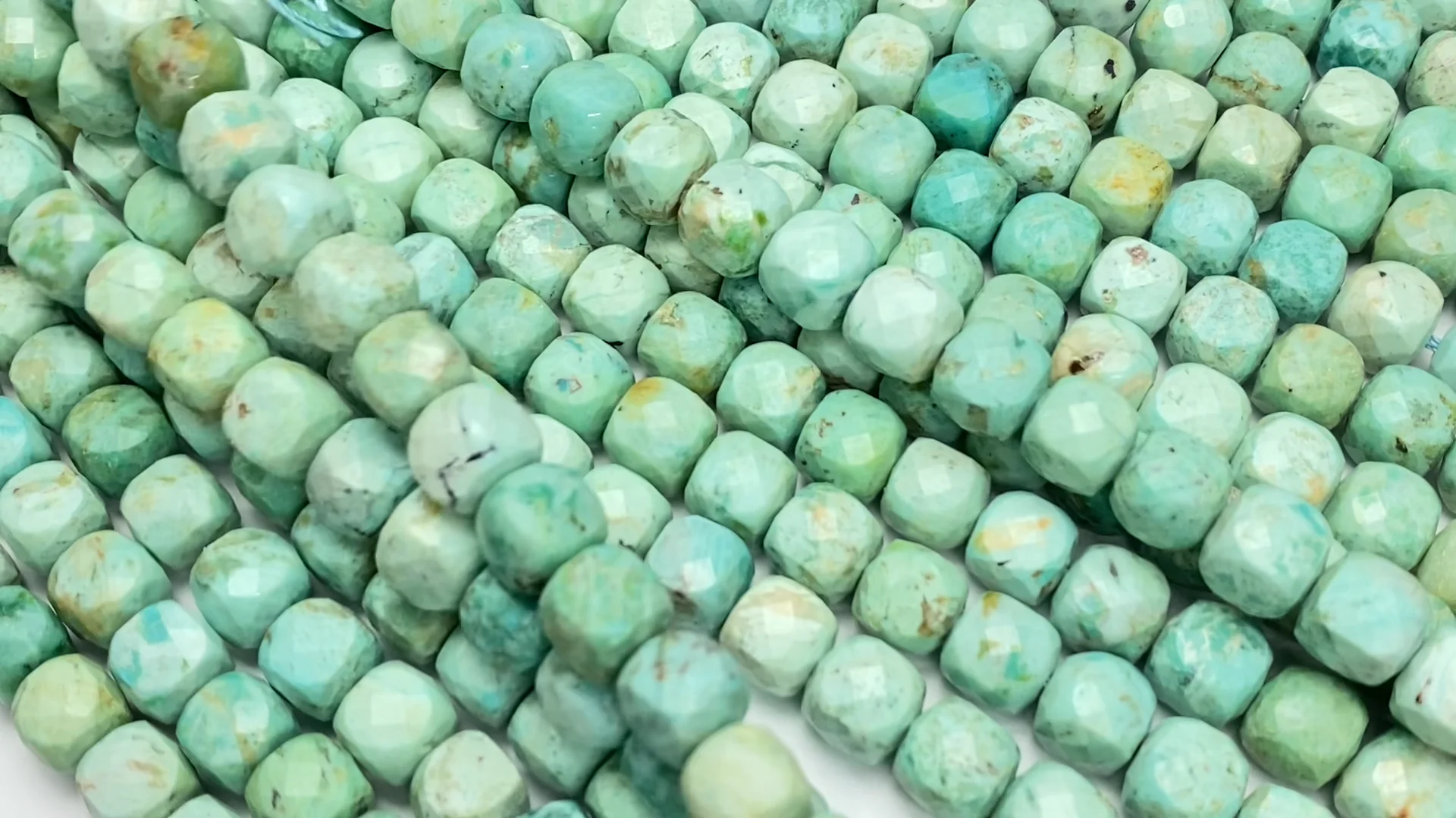 ペルー産クリソコラ キューブカット8×8×8mm 半連/1連（約36cm