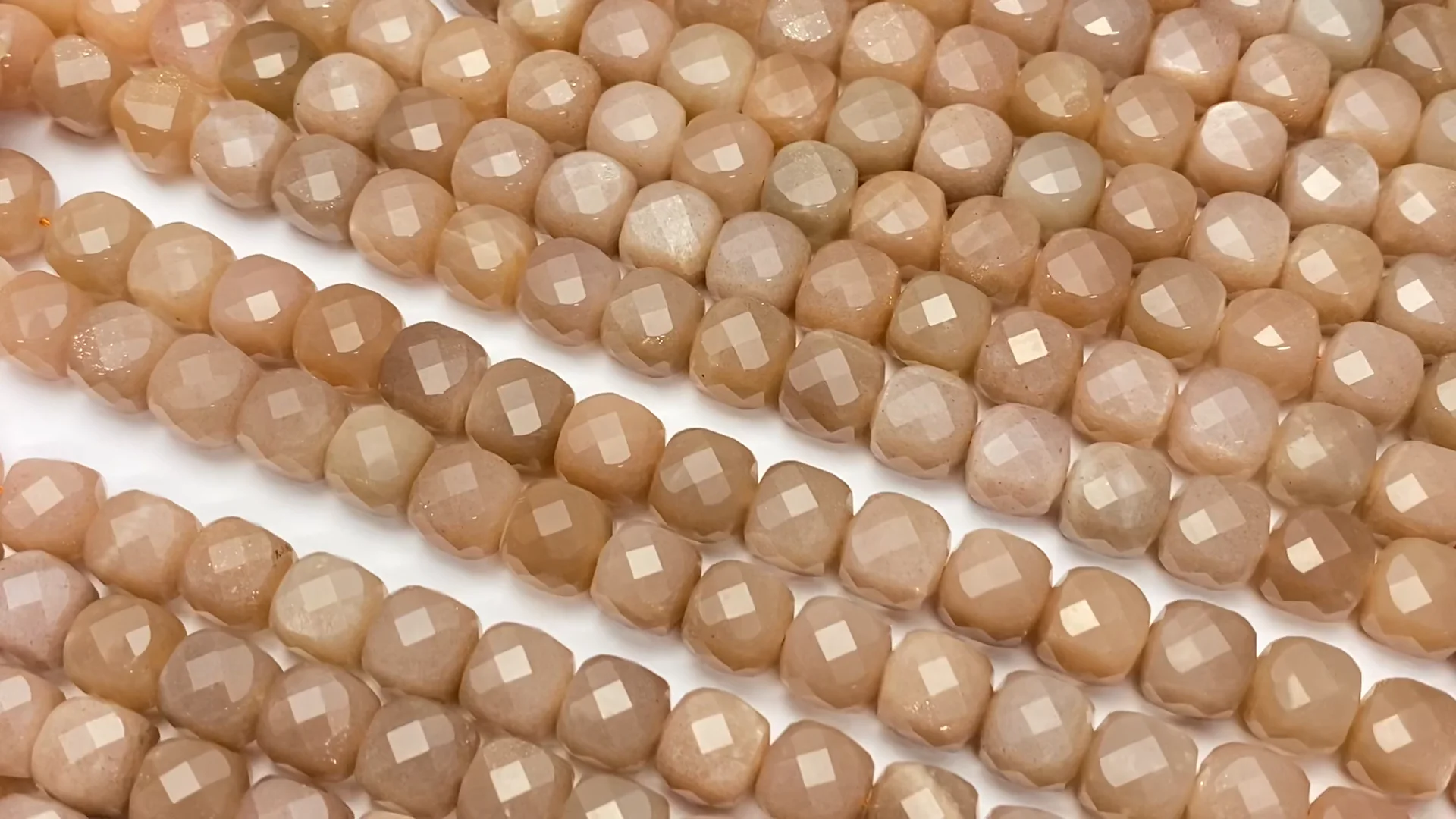 オレンジムーンストーン キューブカット8×8×8mm 半連/1連（約35cm