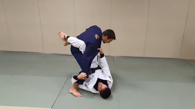 Muscle sweep puis renversement en omoplata