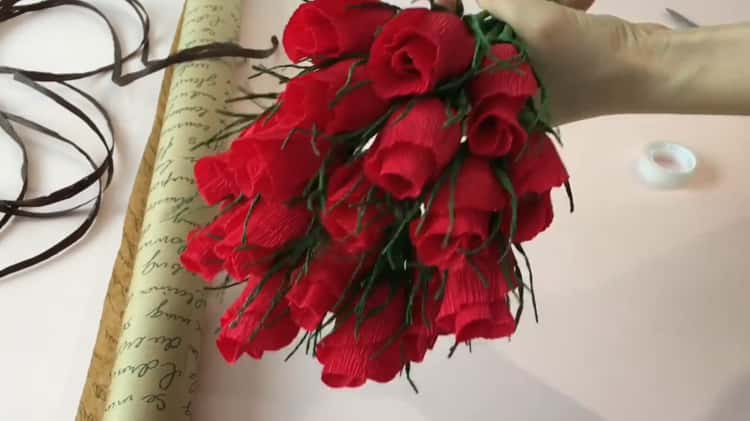 Как сделать большую розу из гофрированной бумаги?