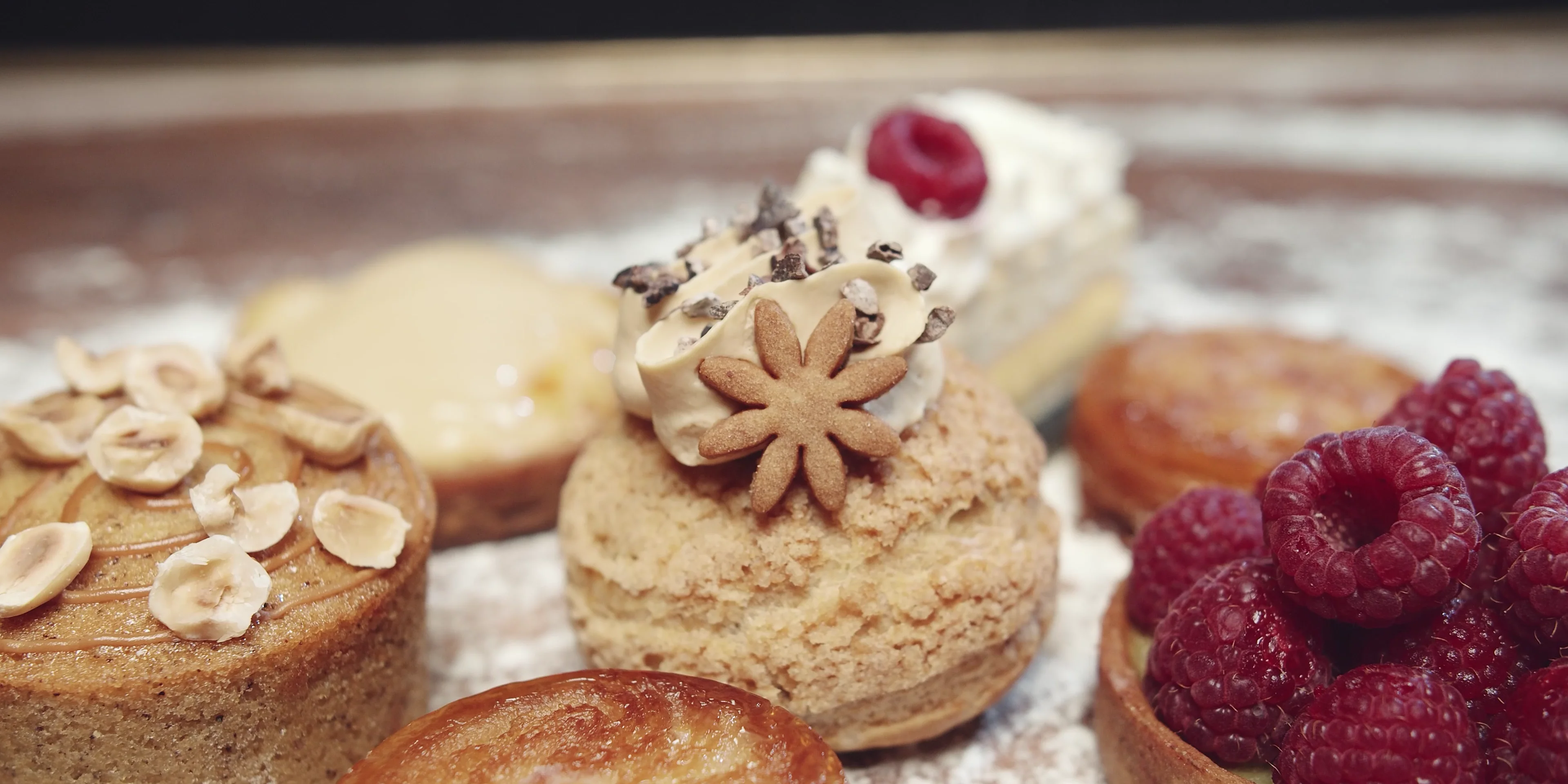 特撮 Gateaux : Les Traditionnels The Guest by Kzeng Jiang - Little Sculpture. Numbered
