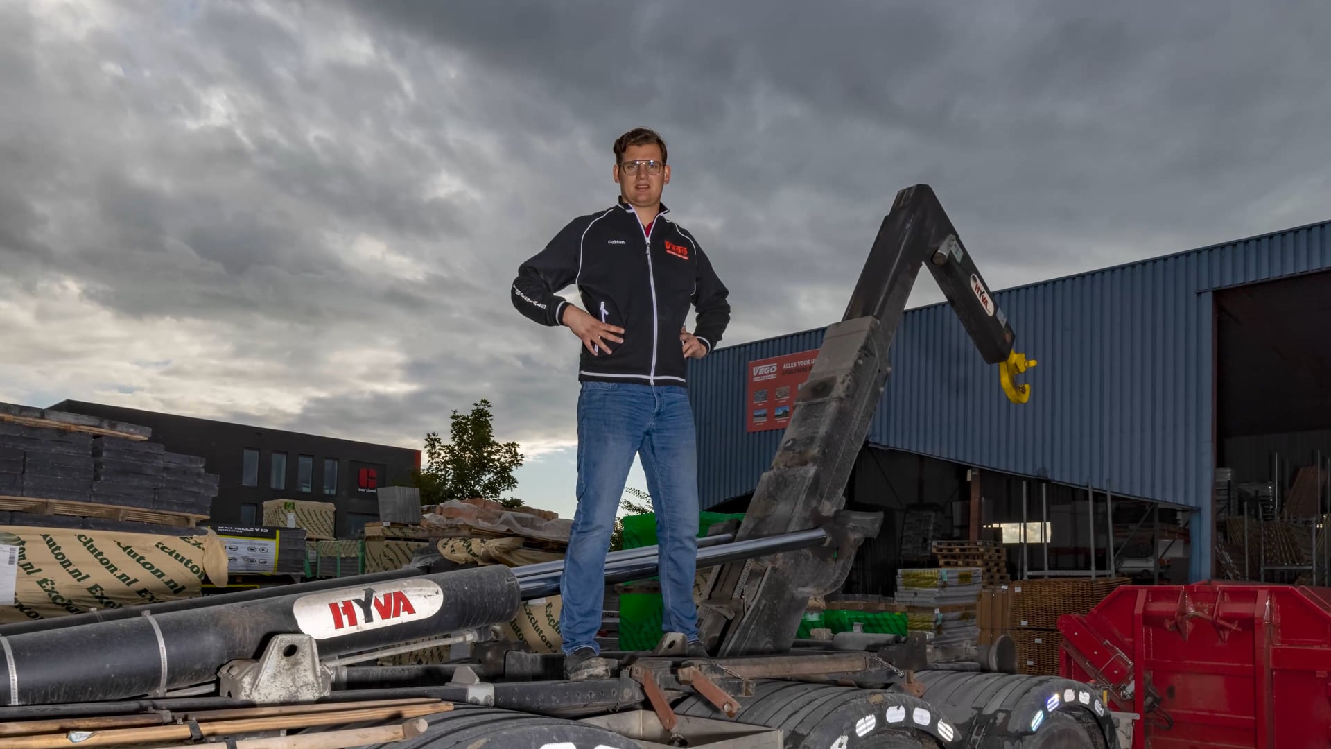 Scania chauffeur Fabian Visser bij Vego Tuinmaterialen