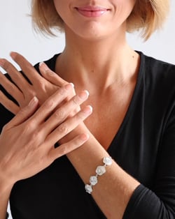 Vidéo: Bracelet en fleur de nacre blanche effet spirale sur chaîne argent 925