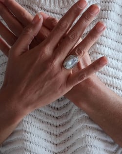 Video: Bague cabochon en pierre de lune chaînage argent