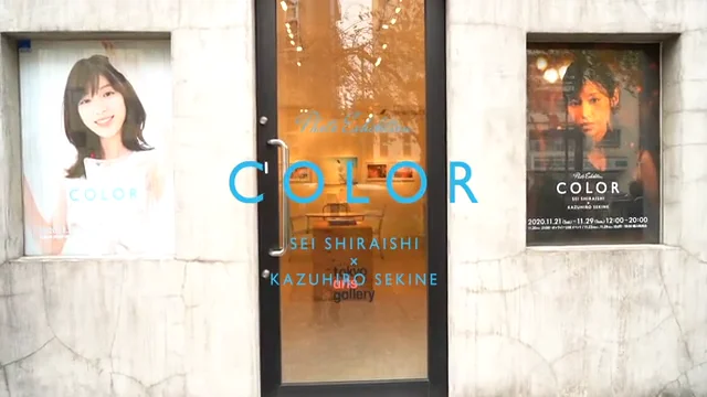 COLOR写真展　白石聖さんが展示場内をご案内