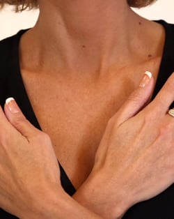 Vidéo: Bague Or Jaune Emeraude et diamants 2.89grs